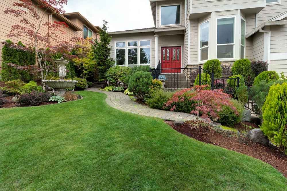 Frontyard,Garden,Of,House,With,Water,Fountain,Green,Grass,Lawn